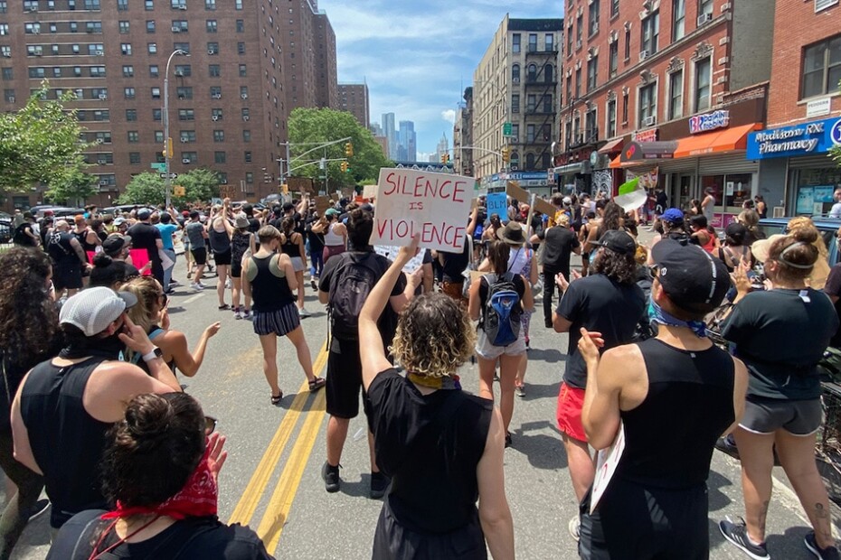 Can non-citizens and expats protest and march legally?