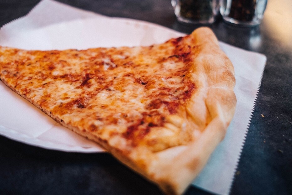 How to eat a New York slice of pizza (and what pizza you should order)