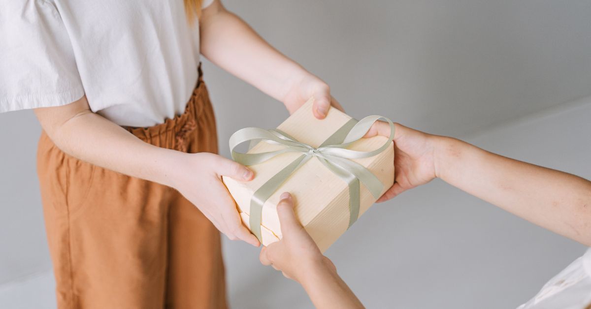 Why You Should Never Carry Packages or Items for Other People When Traveling Internationally